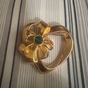 Avon Vintage Gold Tone Heart Brooch with Green Stone, Nice, excellent condition